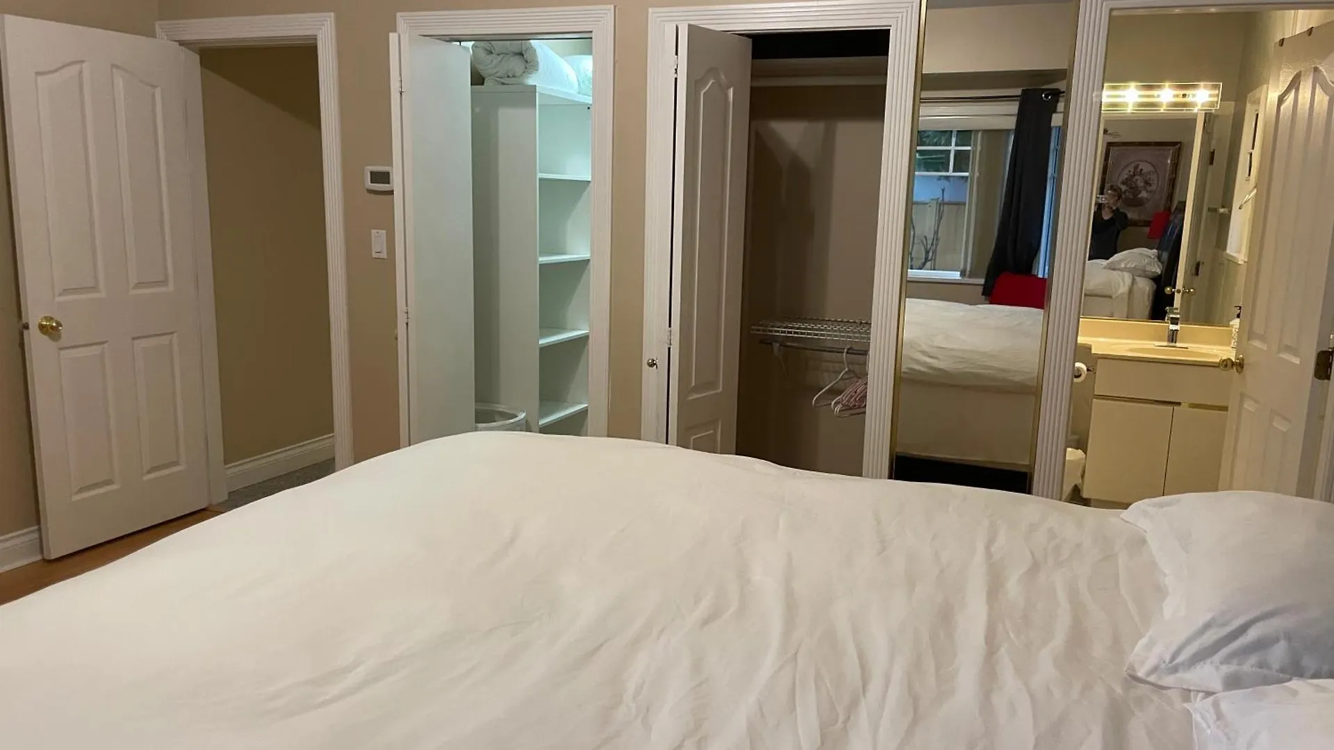 Bed & Breakfast Bed and Breakfast Rose Garden Richmond Canada